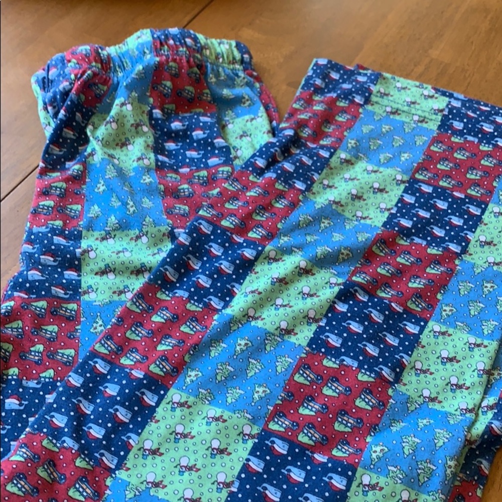Vineyard Vines Winter print lounge pants.